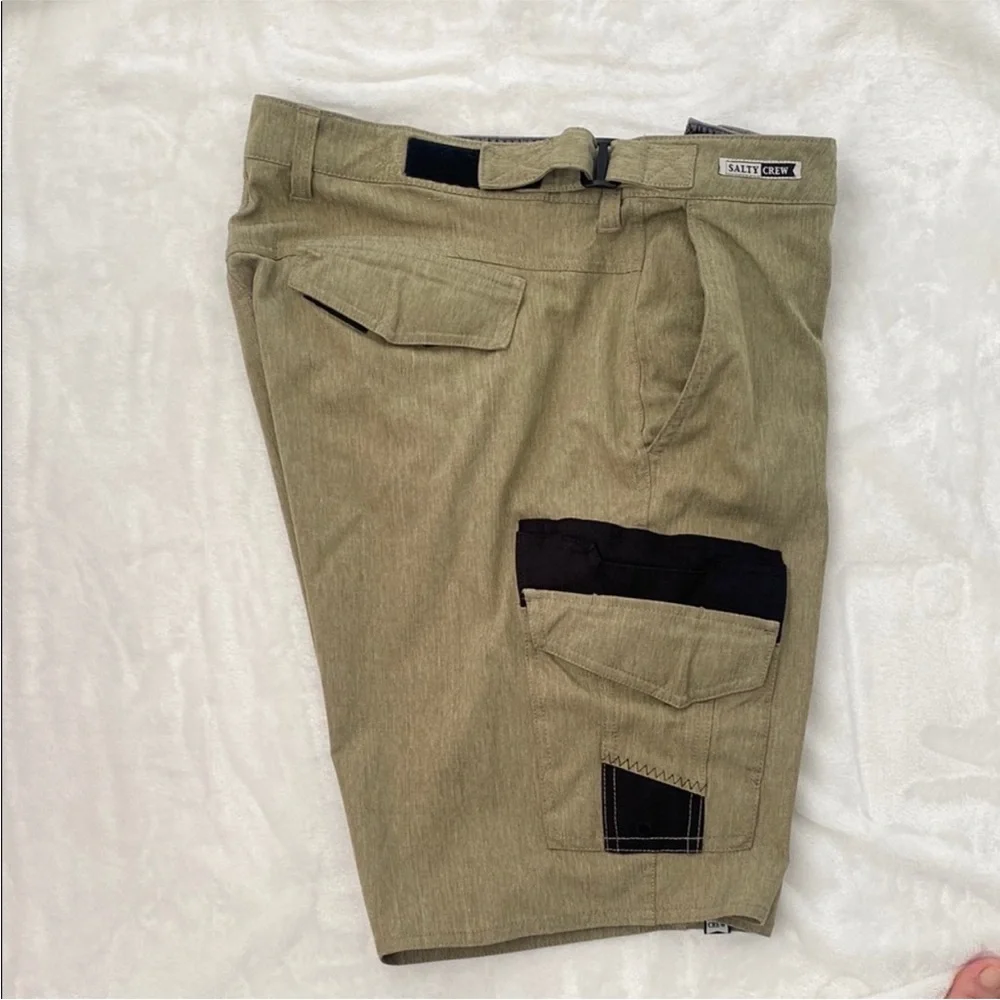 SALTY CREW Men’s Khaki Cargo Shorts with Black Trim. Size M